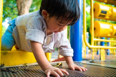 Anaokulundaki çocuk oyun parkında sürgülü oyun oynuyor.