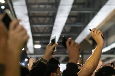 Protestocular, Demokrasi Anıtı 'nda hükümet Bangkok Tayland' ı protesto etmek için üç adet sembolik jest gösterdiler.