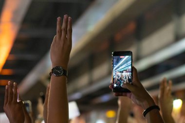 Protestocular, Demokrasi Anıtı 'nda hükümet Bangkok Tayland' ı protesto etmek için üç adet sembolik jest gösterdiler.