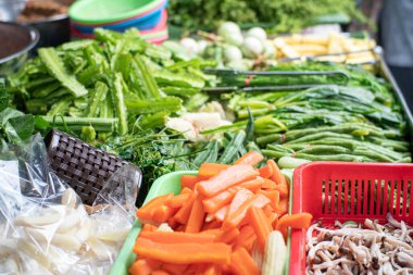 Bangkok Tayland 'da taze çiğ Asya sebze ve meyve satışı