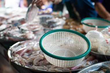 Çeşitli deniz ürünleri yerel balıkçılık taze pazarında satılıyor Bangkok Tayland