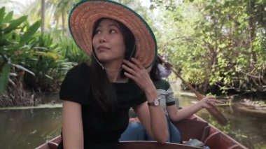 Teknede genç Asyalı kadınlar 