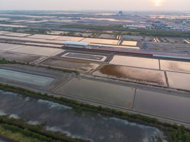 Tuz tarlası gıda endüstrisi hava manzaralı Samut Sakorn Tayland