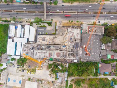 Vinç trafik yolu inşaatı sanayisi olan hava manzaralı şehir inşaat sahası