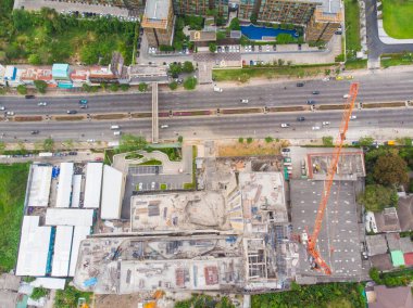 Vinç trafik yolu inşaatı sanayisi olan hava manzaralı şehir inşaat sahası
