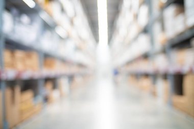 Soyut paket kutusu süpermarket deposunun arka planında bulanıklaştı