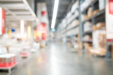 Soyut paket kutusu süpermarket deposunun arka planında bulanıklaştı