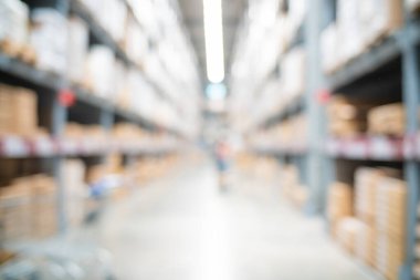 Soyut paket kutusu süpermarket deposunun arka planında bulanıklaştı