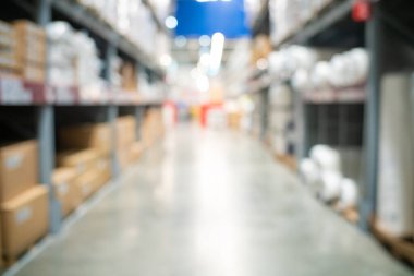 Soyut paket kutusu süpermarket deposunun arka planında bulanıklaştı