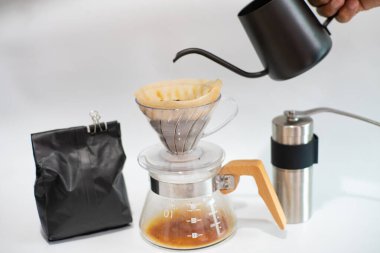 Beyaz aromalı kahve çekirdekli kahve damlaları.