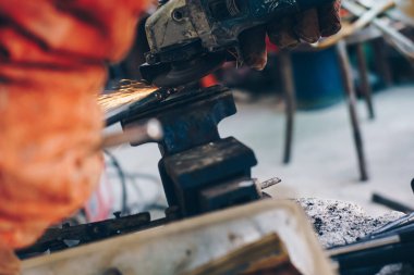 Çelik kaynak fabrikalarındaki fabrika atölyesinde kaynak yapan işçi eli.