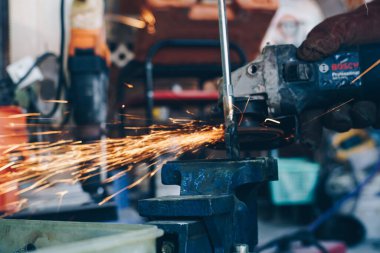 Çelik kaynak fabrikalarındaki fabrika atölyesinde kaynak yapan işçi eli.