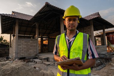 İnşaat sahasında tablet bilgisayarla çalışan mühendis. Yeni bina içinde.