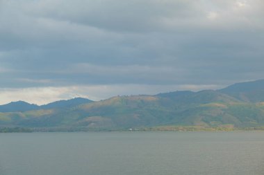 Gökyüzü gök gürültüsü bulutuyla yağmurdan önce dağ manzarası ile