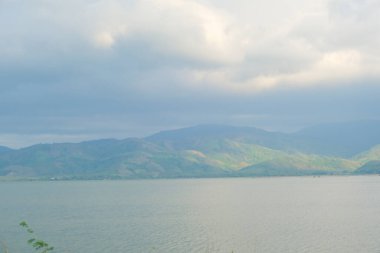 Gökyüzü gök gürültüsü bulutuyla yağmurdan önce dağ manzarası ile