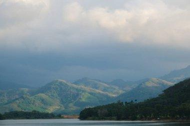 Gökyüzü gök gürültüsü bulutuyla yağmurdan önce dağ manzarası ile