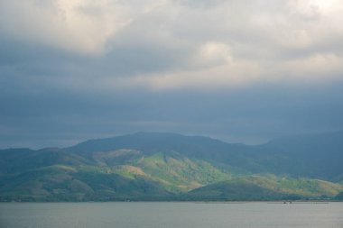 Gökyüzü gök gürültüsü bulutuyla yağmurdan önce dağ manzarası ile
