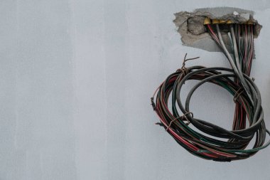 İç elektrik prizi yeni evde çalışıyor.