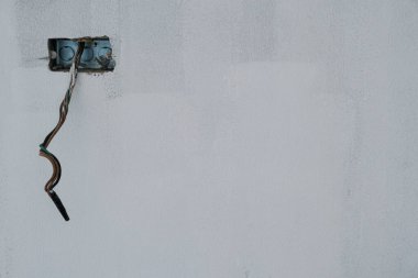 İç elektrik prizi yeni evde çalışıyor.