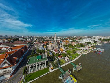 Sabahları Wat Arun Ratchawaram 'ın havadan görünüşü... Chao Reynaya nehrinin kıvrımlarıyla... gün batımı... Bangkok Tayland' da gezintiler...