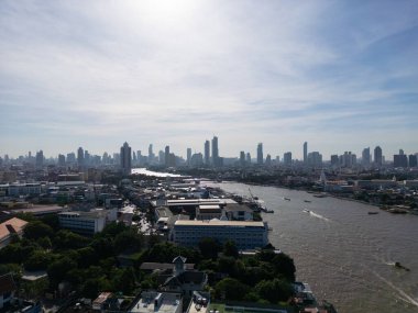 Sabahları Wat Arun Ratchawaram 'ın havadan görünüşü... Chao Reynaya nehrinin kıvrımlarıyla... gün batımı... Bangkok Tayland' da gezintiler...