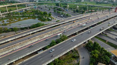 Şehir merkezindeki hava manzaralı ulaşım yolu taşıma endüstrisi