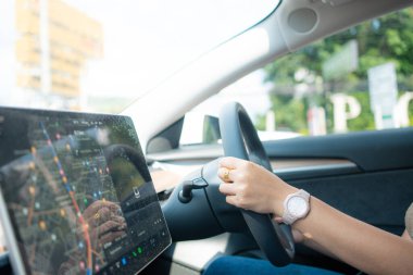 Araba kullanan kadın. Güvenli yolculukta navigatör GPS yardımı ekranda.