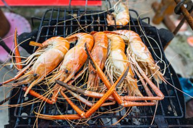 Büyük nehir karidesi ateşte kızartılmış deniz ürünleri.