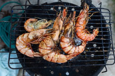 Büyük nehir karidesi ateşte kızartılmış deniz ürünleri.