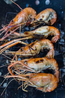 Büyük nehir karidesi ateşte kızartılmış deniz ürünleri.