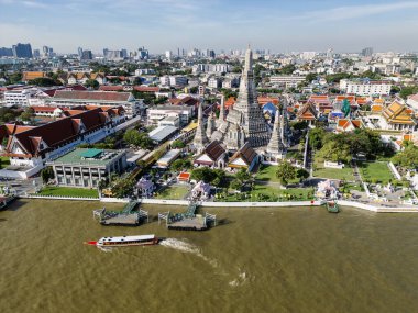 Sabahları Wat Arun Ratchawaram 'ın havadan görünüşü... Chao Reynaya nehrinin kıvrımlarıyla... gün batımı... Bangkok Tayland' da gezintiler...