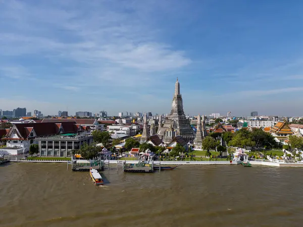 Sabahları Wat Arun Ratchawaram 'ın havadan görünüşü... Chao Reynaya nehrinin kıvrımlarıyla... gün batımı... Bangkok Tayland' da gezintiler...