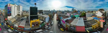BANGKOK, THAILAND - 2 Aralık 2023 Çin Mahallesi, Bangkok, Tayland 'daki Yaowarat caddesinde sabah yerel trafik aracı nakliyesi.