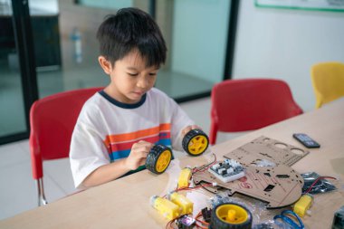 Bilgisayar Kodlama Dersinde Arduino Robot Ödevi Yapan Asyalı Mutlu Öğrencinin Portresi