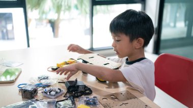 Bilgisayar Kodlama Dersinde Arduino Robot Ödevi Yapan Asyalı Mutlu Öğrencinin Portresi