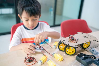 Bilgisayar Kodlama Dersinde Arduino Robot Ödevi Yapan Asyalı Mutlu Öğrencinin Portresi