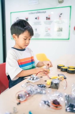 Bilgisayar Kodlama Dersinde Arduino Robot Ödevi Yapan Asyalı Mutlu Öğrencinin Portresi