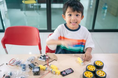 Bilgisayar Kodlama Dersinde Arduino Robot Ödevi Yapan Asyalı Mutlu Öğrencinin Portresi