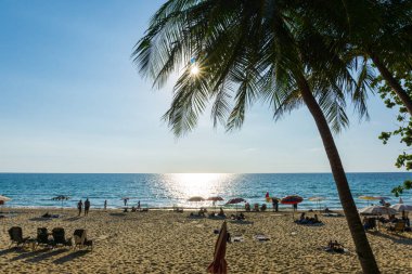 Plaj sandalyesi deniz dalgası güneşli bir gün mavi gökyüzü günbatımı yaz tatili Phuket Tayland