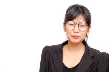 Olumlu düşün güzel Asyalı kadın gülümsüyor beyaz arka planda mutlu hisset duyguları.