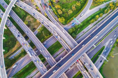 Yeşil ağaç parkı otomobil hareketli hava manzaralı ulaşım yolu gün batımı ışığı, yolda araç.