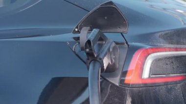 Şarj prizi olan elektrikli araba. 