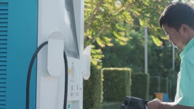 Otoparkta elektrikli araba şarj ediliyor. 