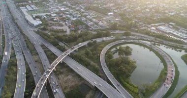 Hava görüntüleme şehir ulaşım kavşağı araba taşımacılığı endüstrisi ile kesişir