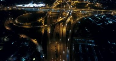 Gece trafik Kavşağı şehir yol araç hareket hava görünümünden drone ile