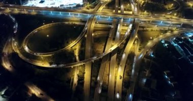 Gece trafik Kavşağı şehir yol araç hareket hava görünümünden drone ile