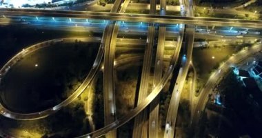 Gece trafik Kavşağı şehir yol araç hareket hava görünümünden drone ile