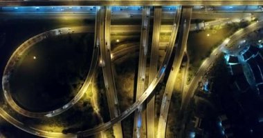 Gece trafik Kavşağı şehir yol araç hareket hava görünümünden drone ile