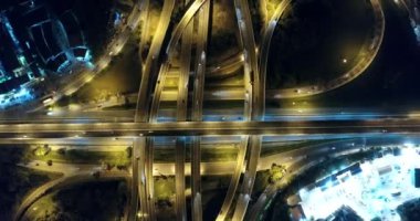 Gece trafik Kavşağı şehir yol araç hareket hava görünümünden drone ile