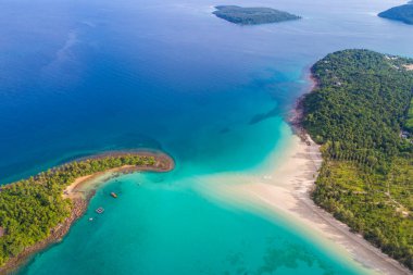 Hava manzaralı mavi deniz beyaz kumsal dalgalı turkuaz su hindistan cevizi palmiyesi tropikal adası